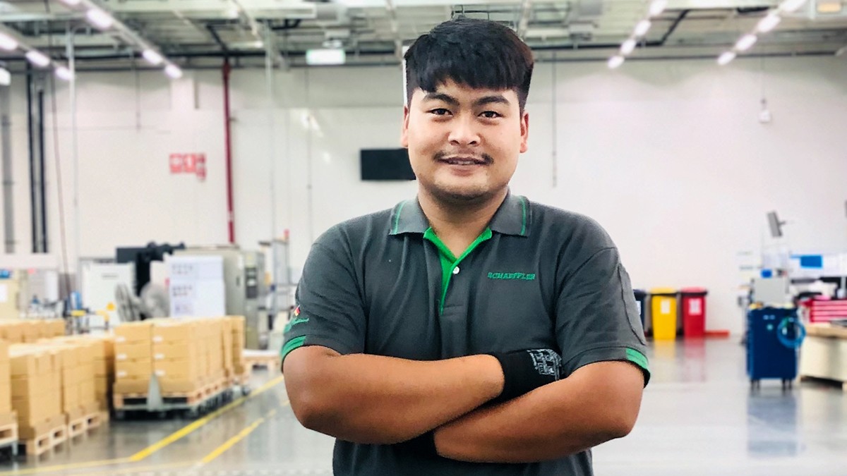 นายอดิเทพ เมฆอรุณ นักศึกษาฝึกงานจากวิทยาลัยเทคนิคบ้านค่าย ขณะนี้เป็นพนักงานฝ่ายซ่อมบำรุง 